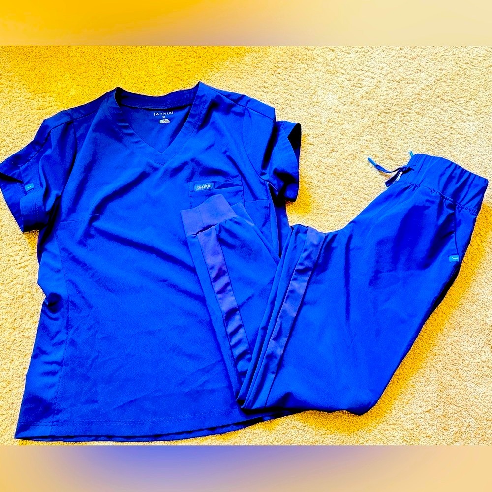 Jaanuu scrub set!!